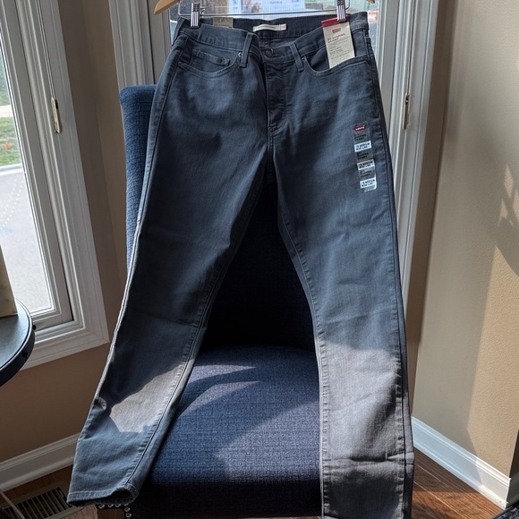 Women’s Gray Levi Jeans - Picture 2 of 7